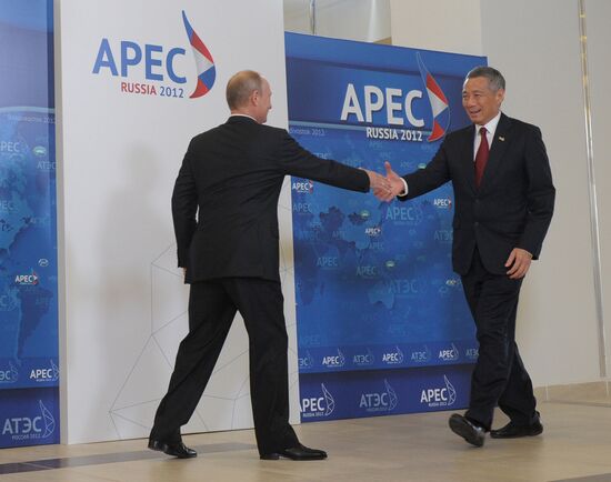 APEC economic leaders gather for their first meeting