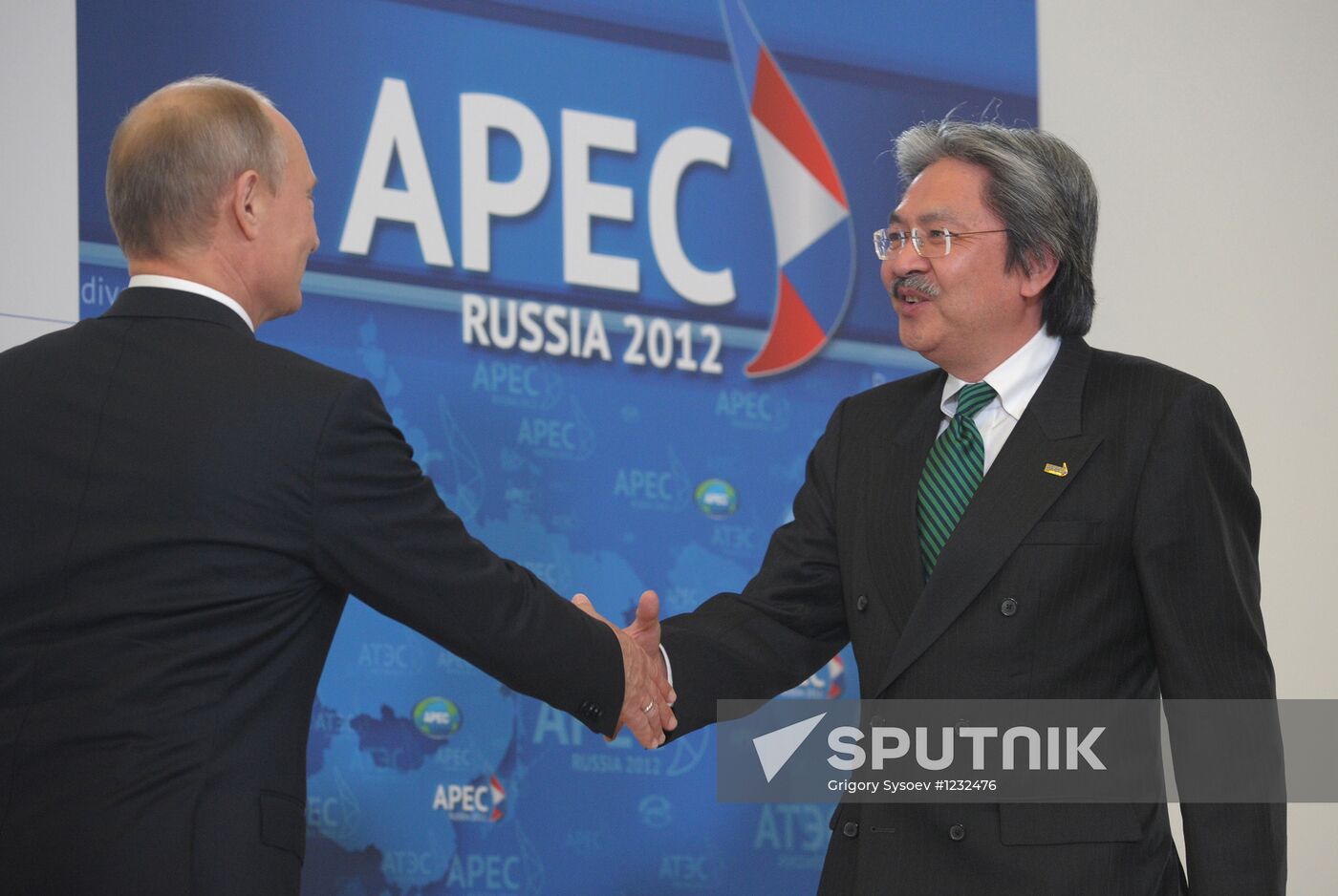 APEC economic leaders gather for their first meeting