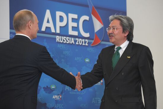 APEC economic leaders gather for their first meeting