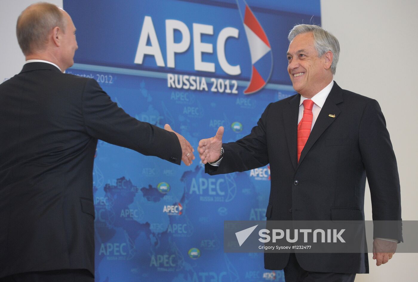 APEC economic leaders gather for their first meeting