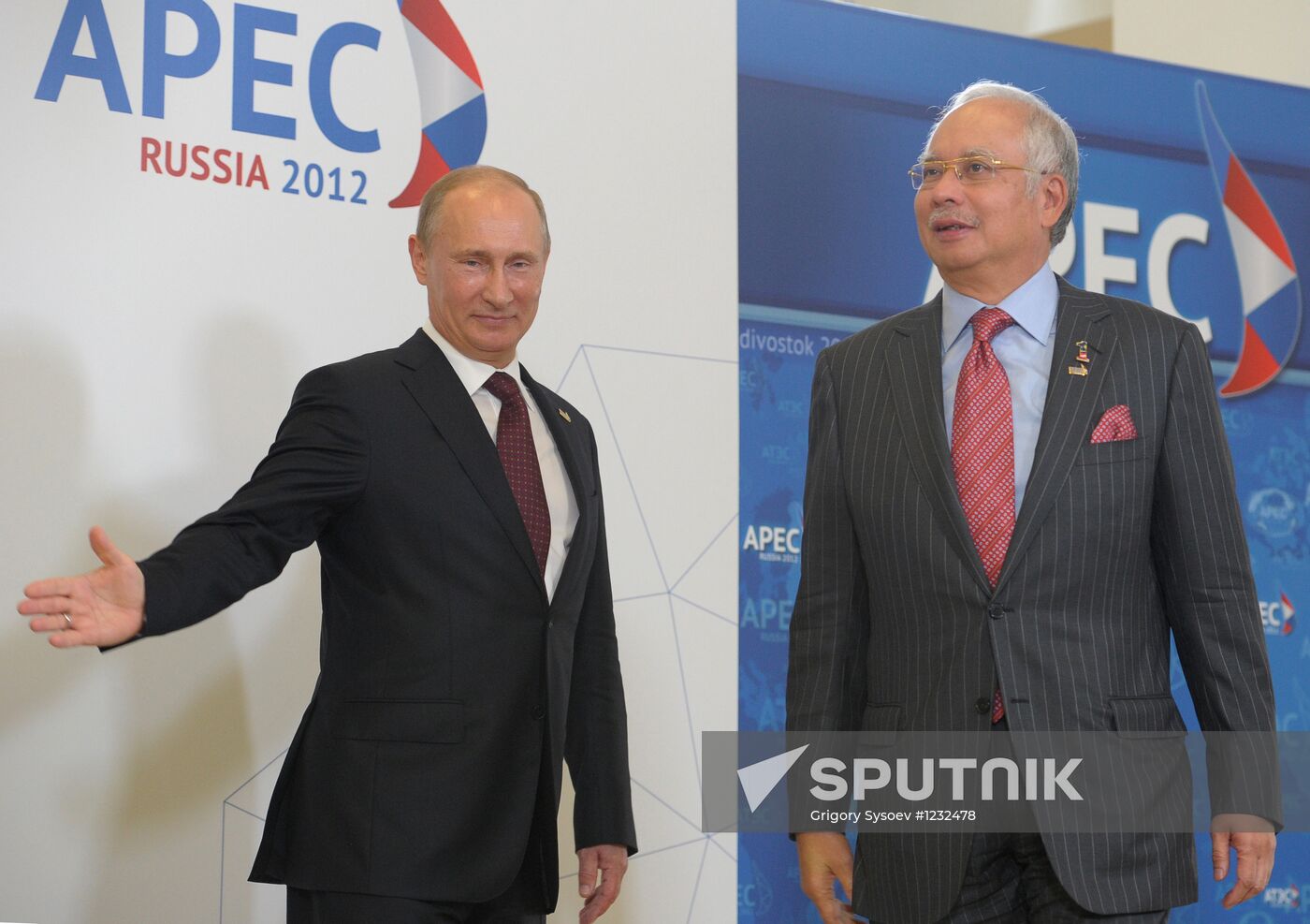 APEC economic leaders gather for their first meeting
