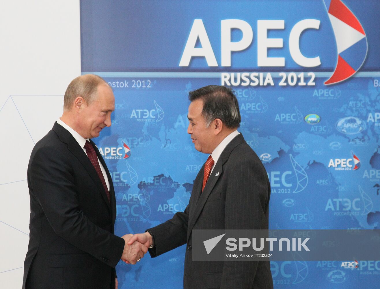 APEC economic leaders gather for their first meeting