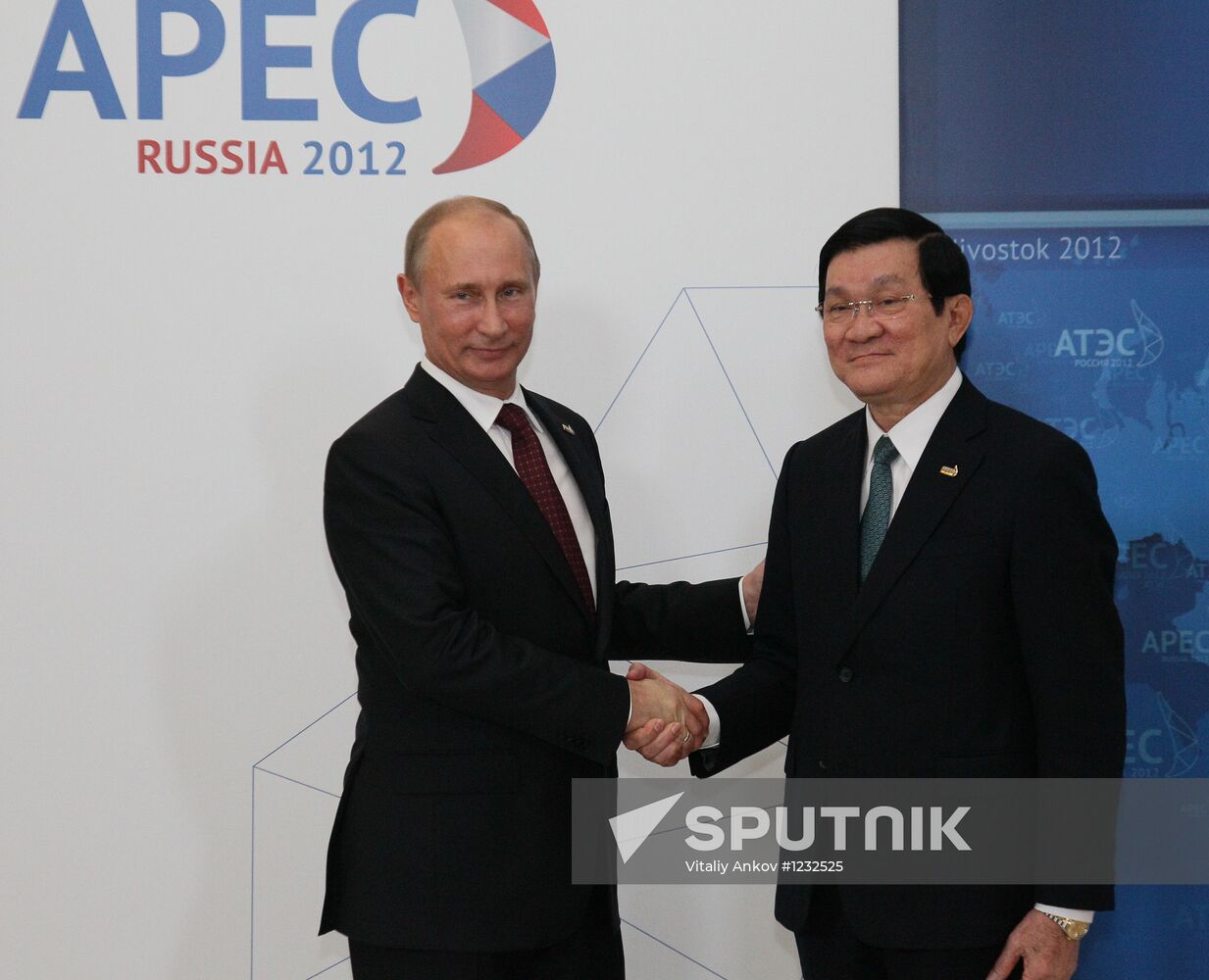 APEC economic leaders gather for their first meeting