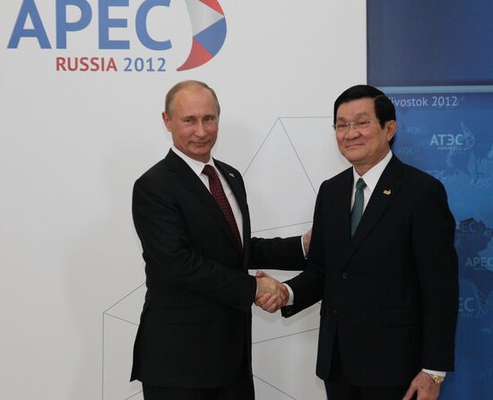 APEC economic leaders gather for their first meeting