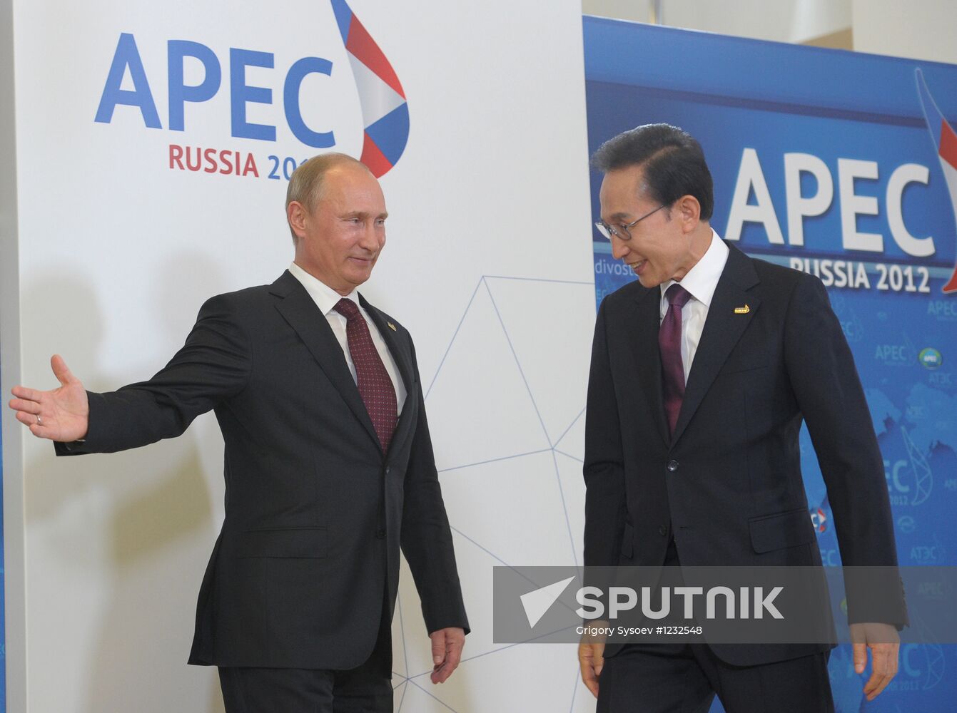 APEC economic leaders gather for their first meeting
