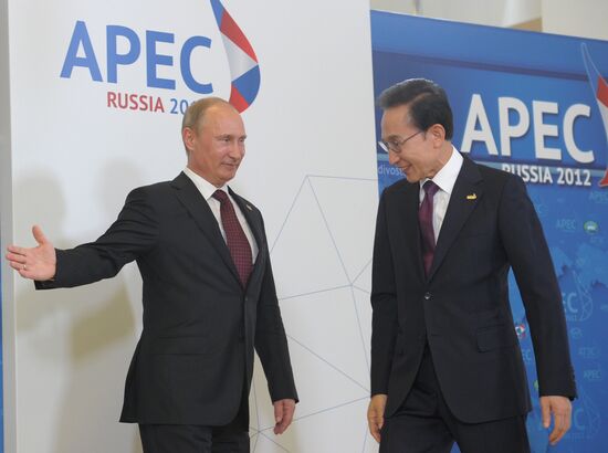 APEC economic leaders gather for their first meeting