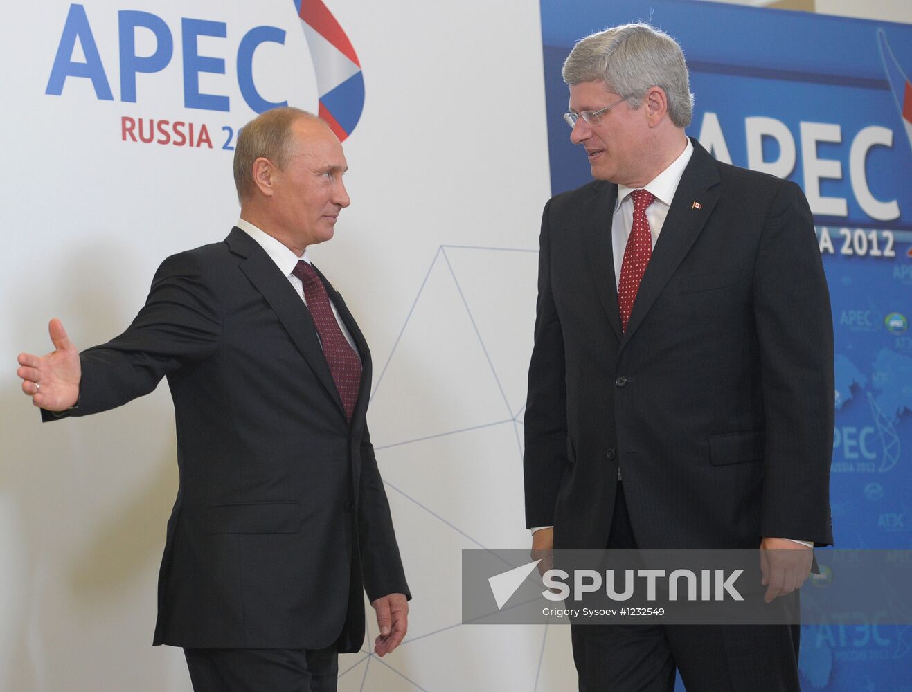 APEC economic leaders gather for their first meeting