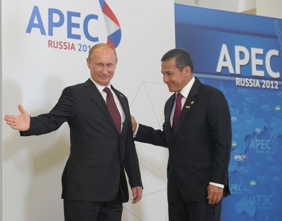 APEC economic leaders gather for their first meeting