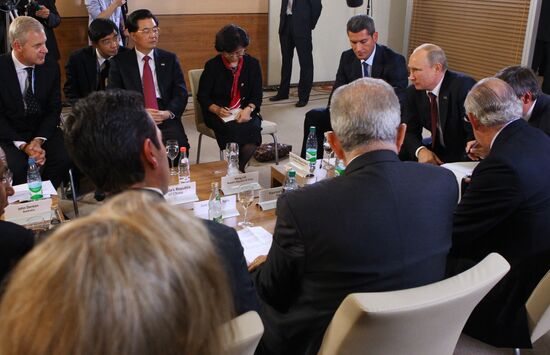 APEC leaders meet with APEC Business Advisory Council members