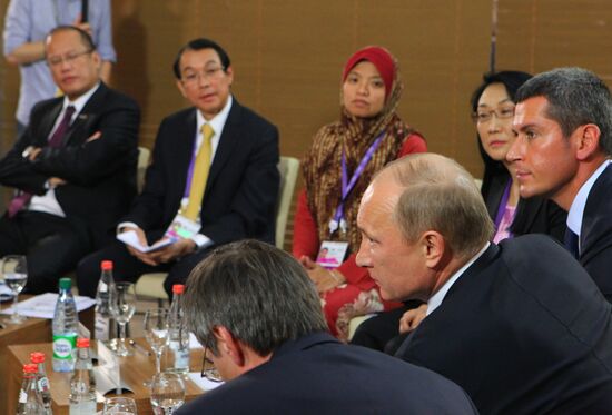 APEC leaders meet with APEC Business Advisory Council members