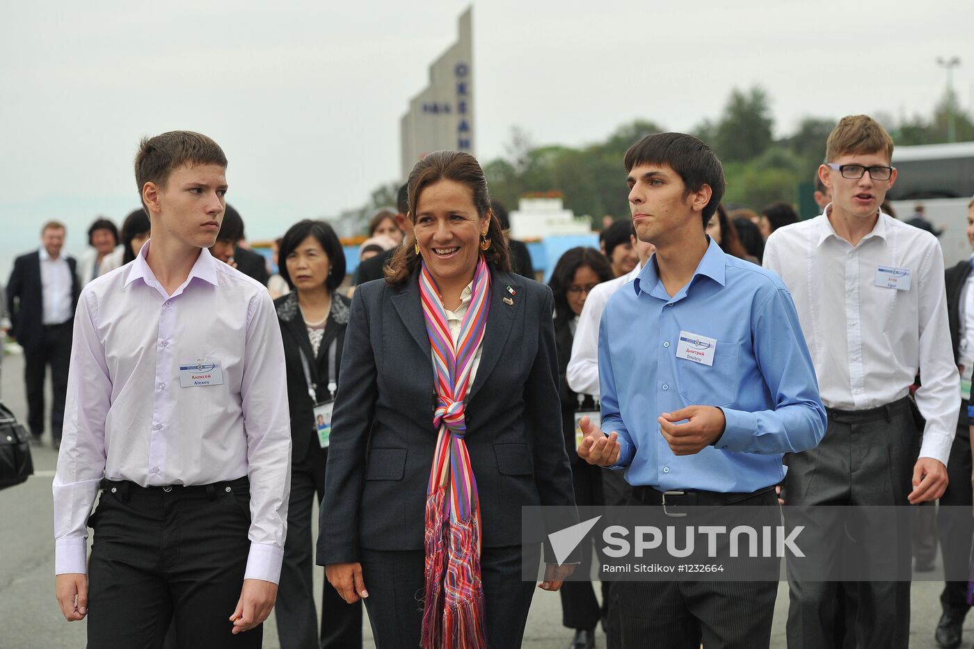 APEC leaders' spouses visit Ocean National Children's Center