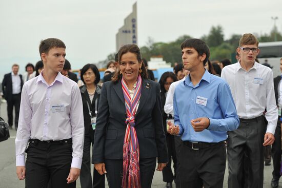 APEC leaders' spouses visit Ocean National Children's Center