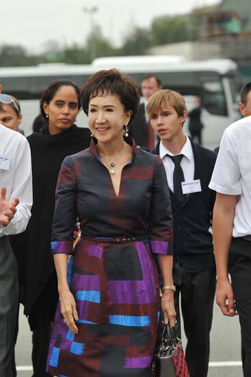 APEC leaders' spouses visit Ocean National Children's Center