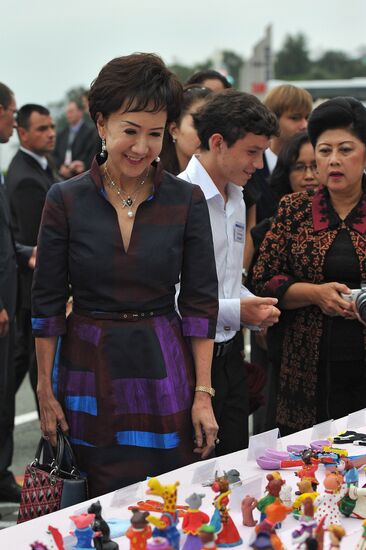 APEC leaders' spouses visit Ocean National Children's Center