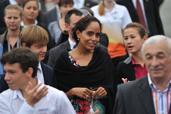 APEC leaders' spouses visit Ocean National Children's Center