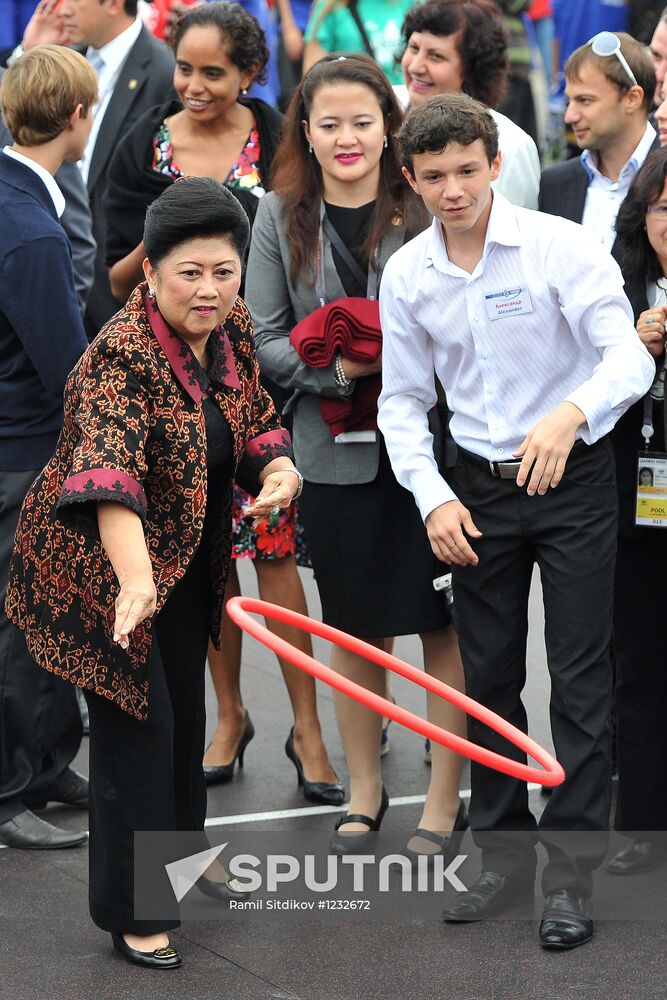 APEC leaders' spouses visit Ocean National Children's Center