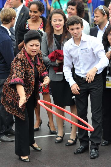 APEC leaders' spouses visit Ocean National Children's Center