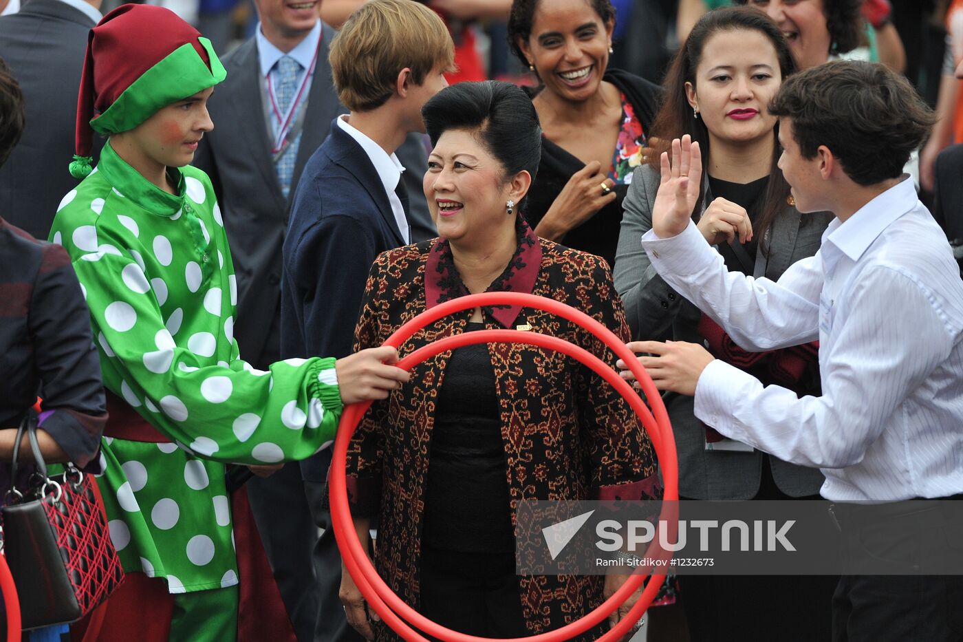 APEC leaders' spouses visit Ocean National Children's Center