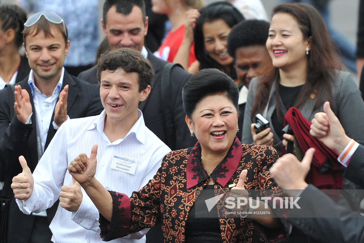 APEC leaders' spouses visit Ocean National Children's Center