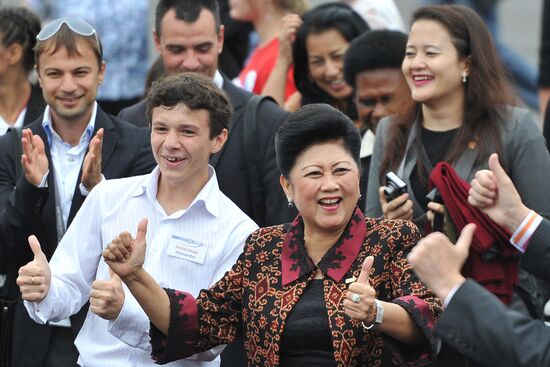 APEC leaders' spouses visit Ocean National Children's Center