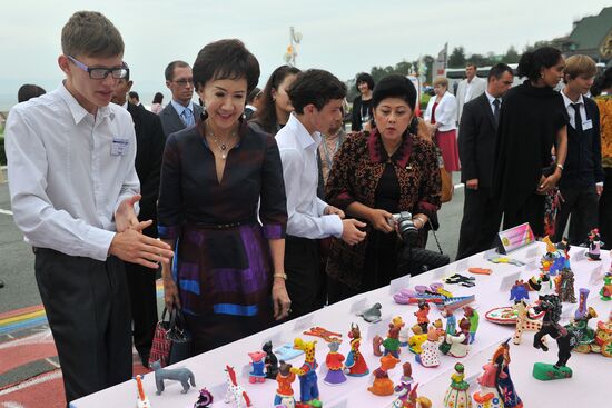 APEC leaders' spouses visit Ocean National Children's Center