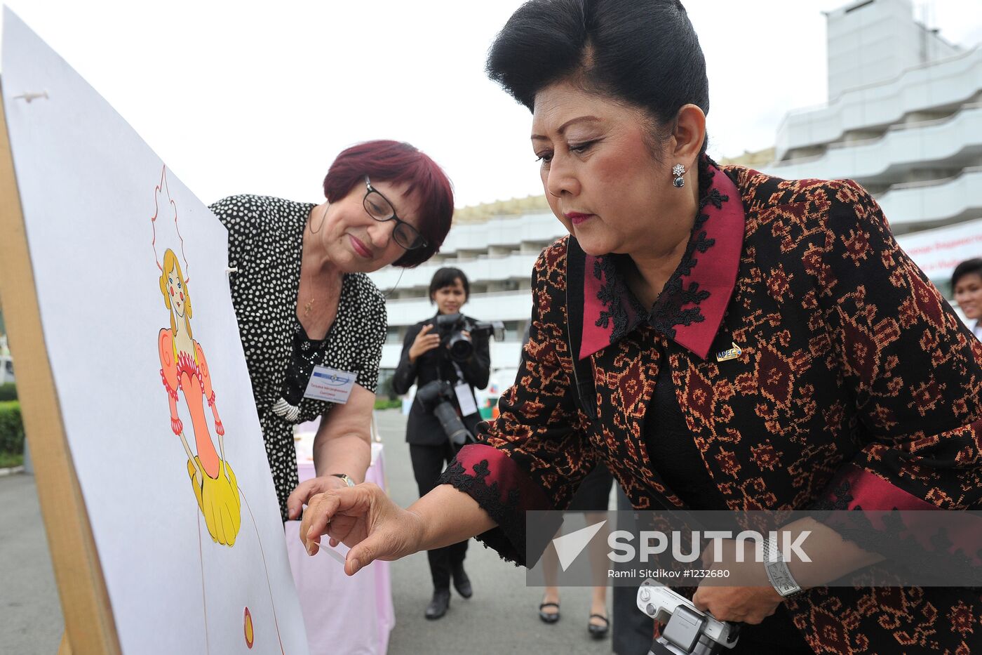 APEC leaders' spouses visit Ocean National Children's Center