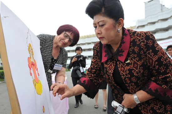 APEC leaders' spouses visit Ocean National Children's Center