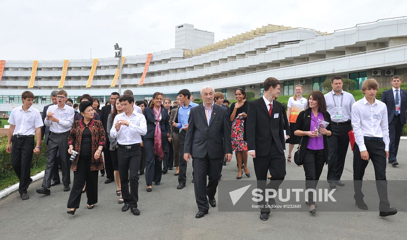 APEC leaders' spouses visit Ocean National Children's Center