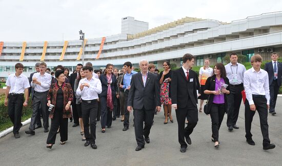 APEC leaders' spouses visit Ocean National Children's Center