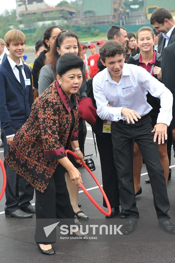 APEC leaders' spouses visit Ocean National Children's Center