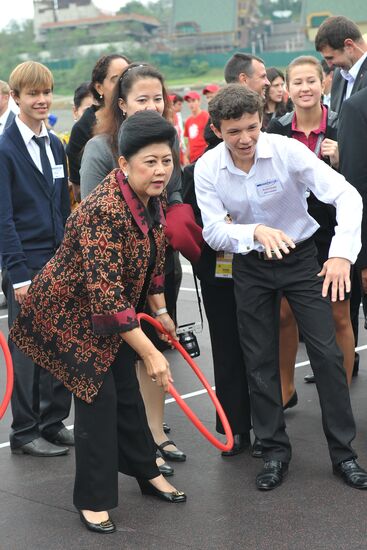 APEC leaders' spouses visit Ocean National Children's Center