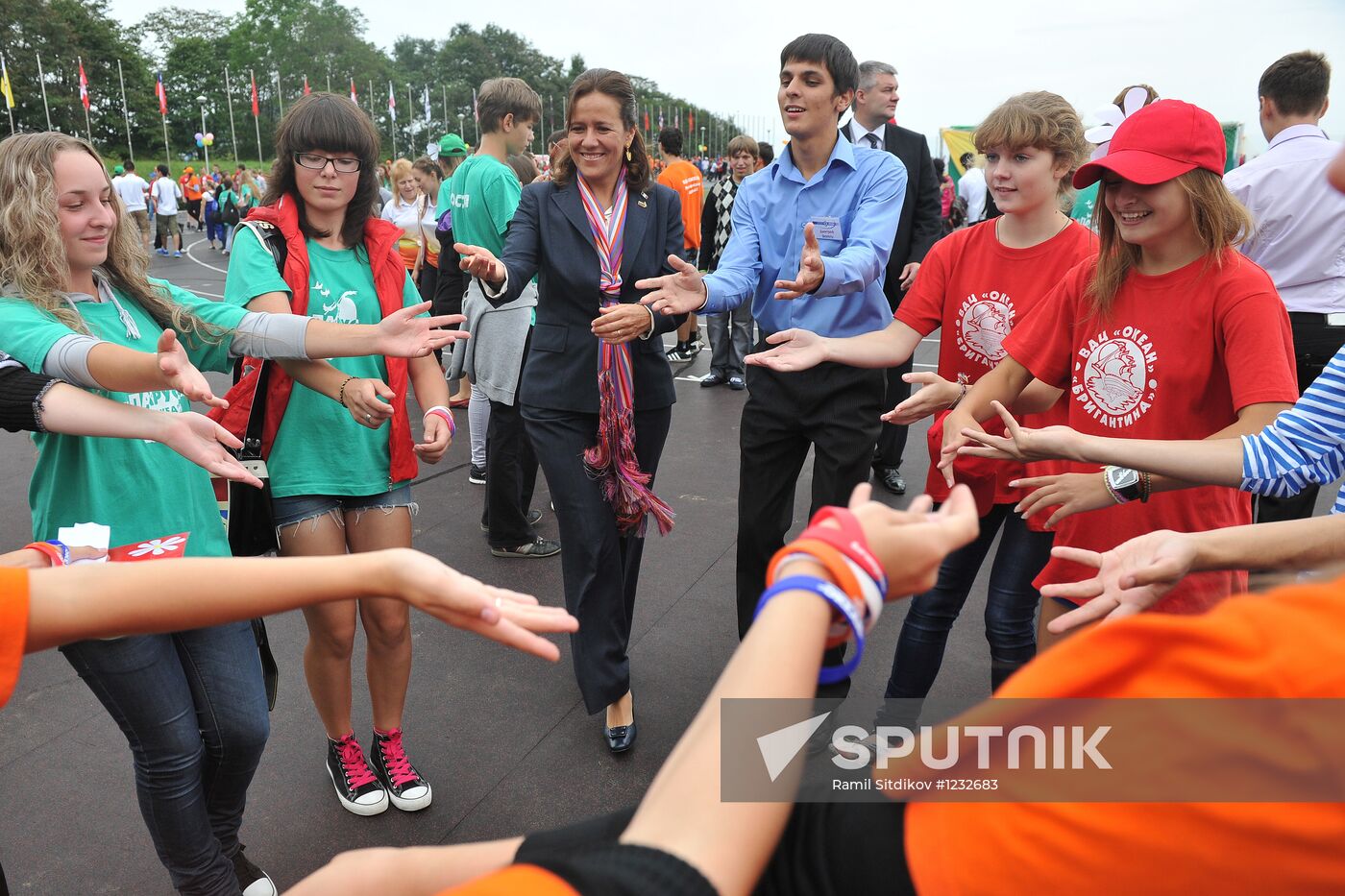 APEC leaders' spouses visit Ocean National Children's Center