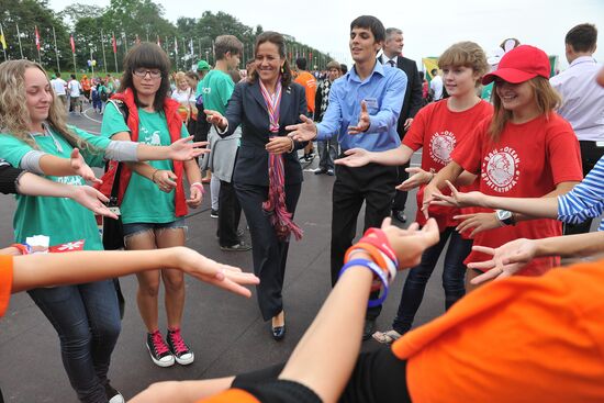 APEC leaders' spouses visit Ocean National Children's Center