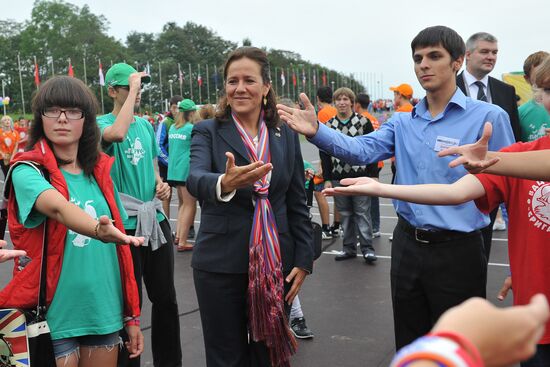 APEC leaders' spouses visit Ocean National Children's Center