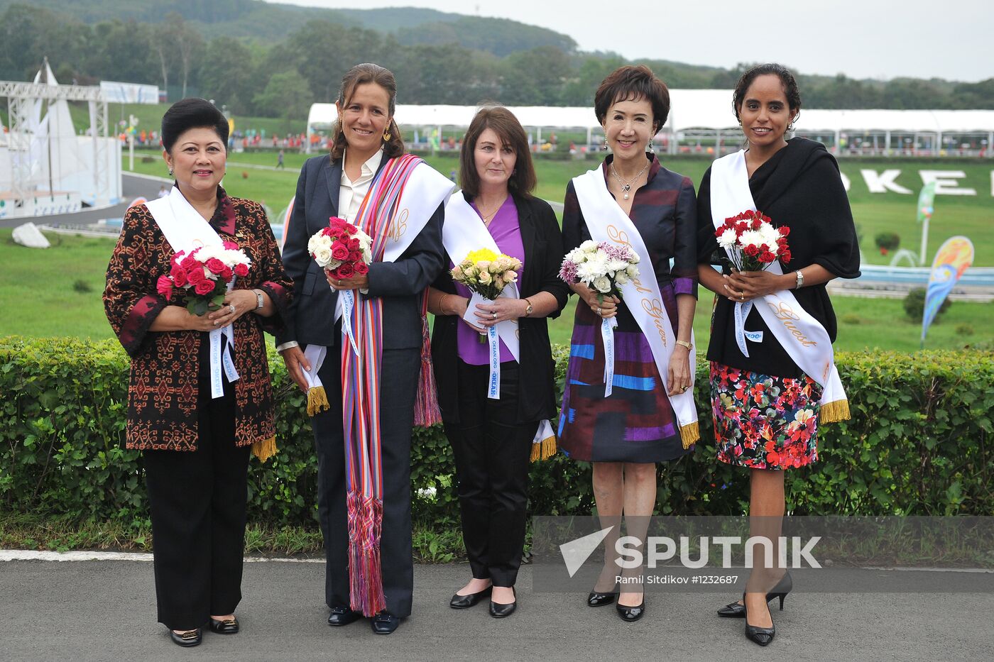 APEC leaders' spouses visit Ocean National Children's Center