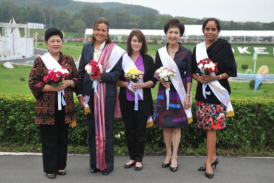 APEC leaders' spouses visit Ocean National Children's Center