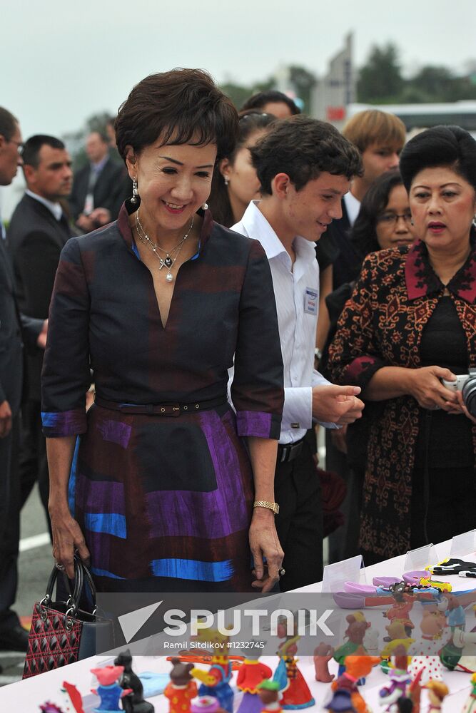 APEC leaders' spouses visit Ocean National Children's Center #М#