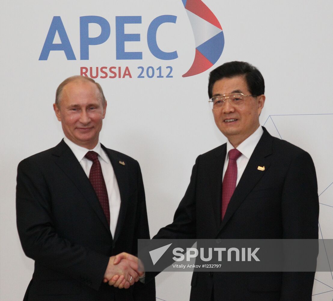 APEC economic leaders arrive for first meeting