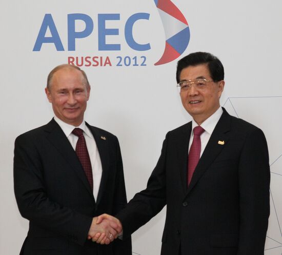 APEC economic leaders arrive for first meeting