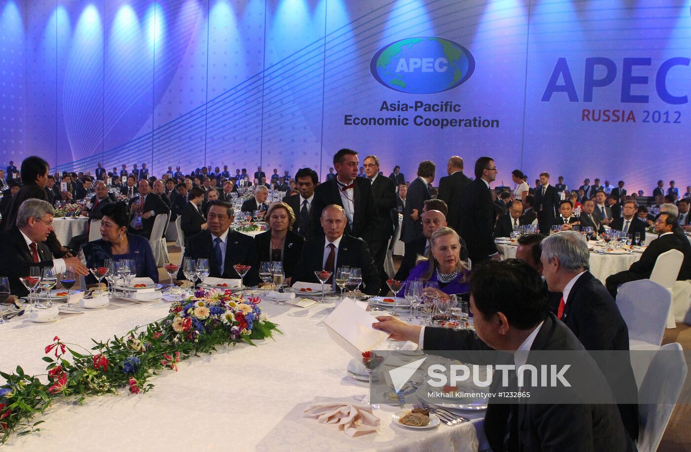 Russian President hosts gala reception in honor of APEC leaders