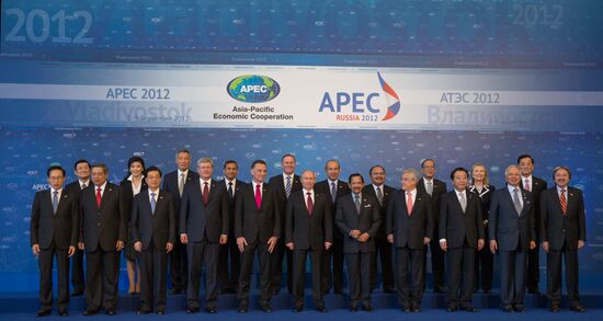 Official photographs of APEC Economic Leaders #М#