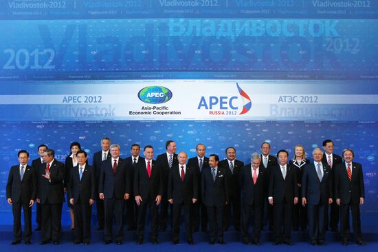 Official photographs of APEC Economic Leaders #М#
