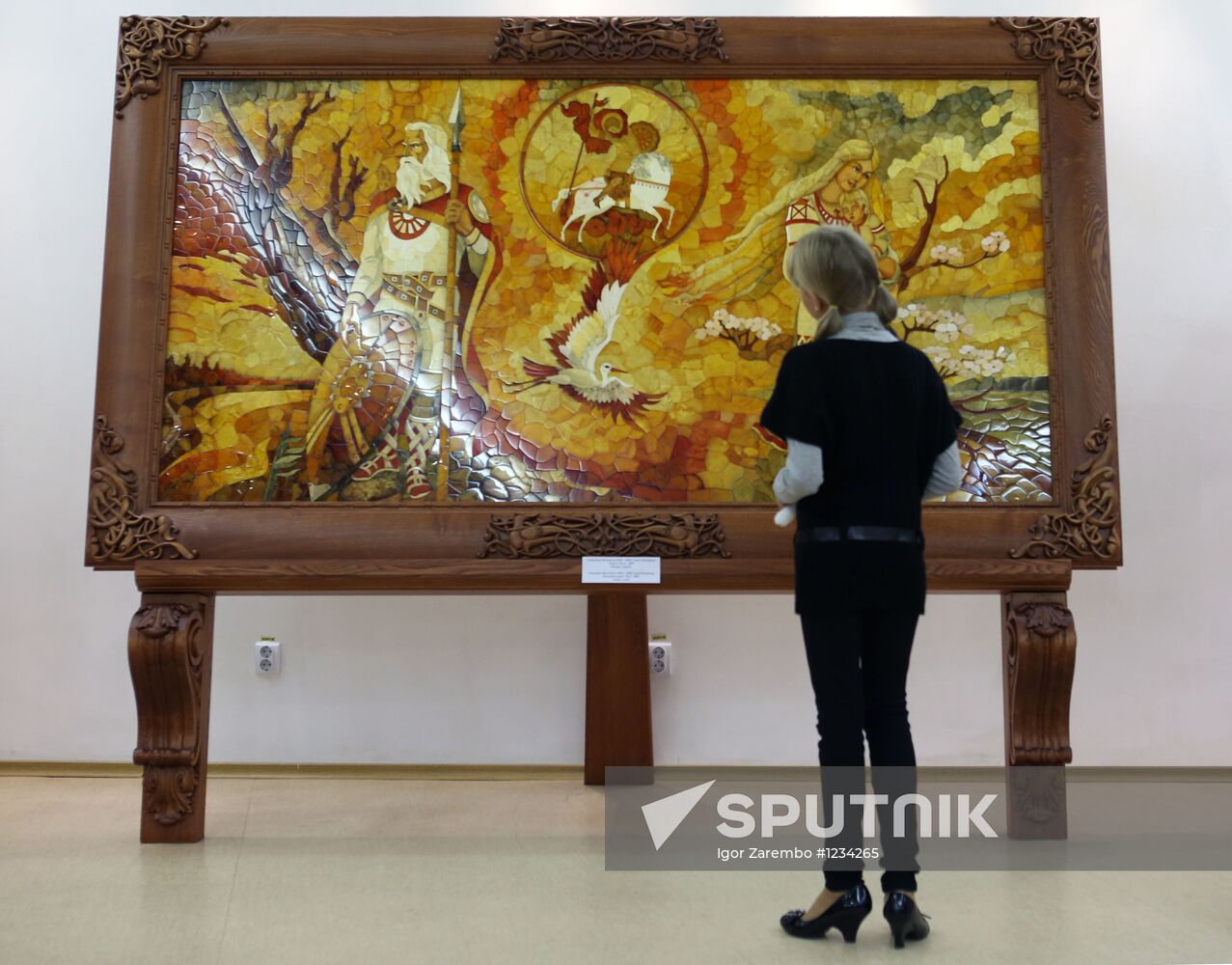 World's largest amber panel showcased in Kaliningrad