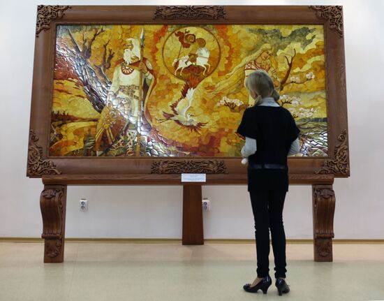 World's largest amber panel showcased in Kaliningrad