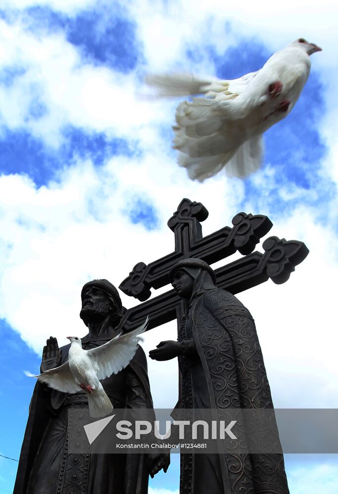 Monument to Sts. Peter and Fevronia unveiled in Veliky Novgorod