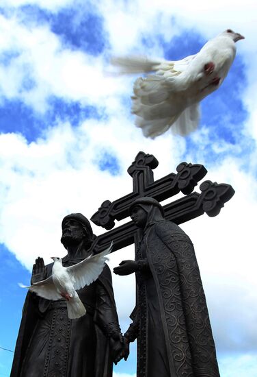 Monument to Sts. Peter and Fevronia unveiled in Veliky Novgorod