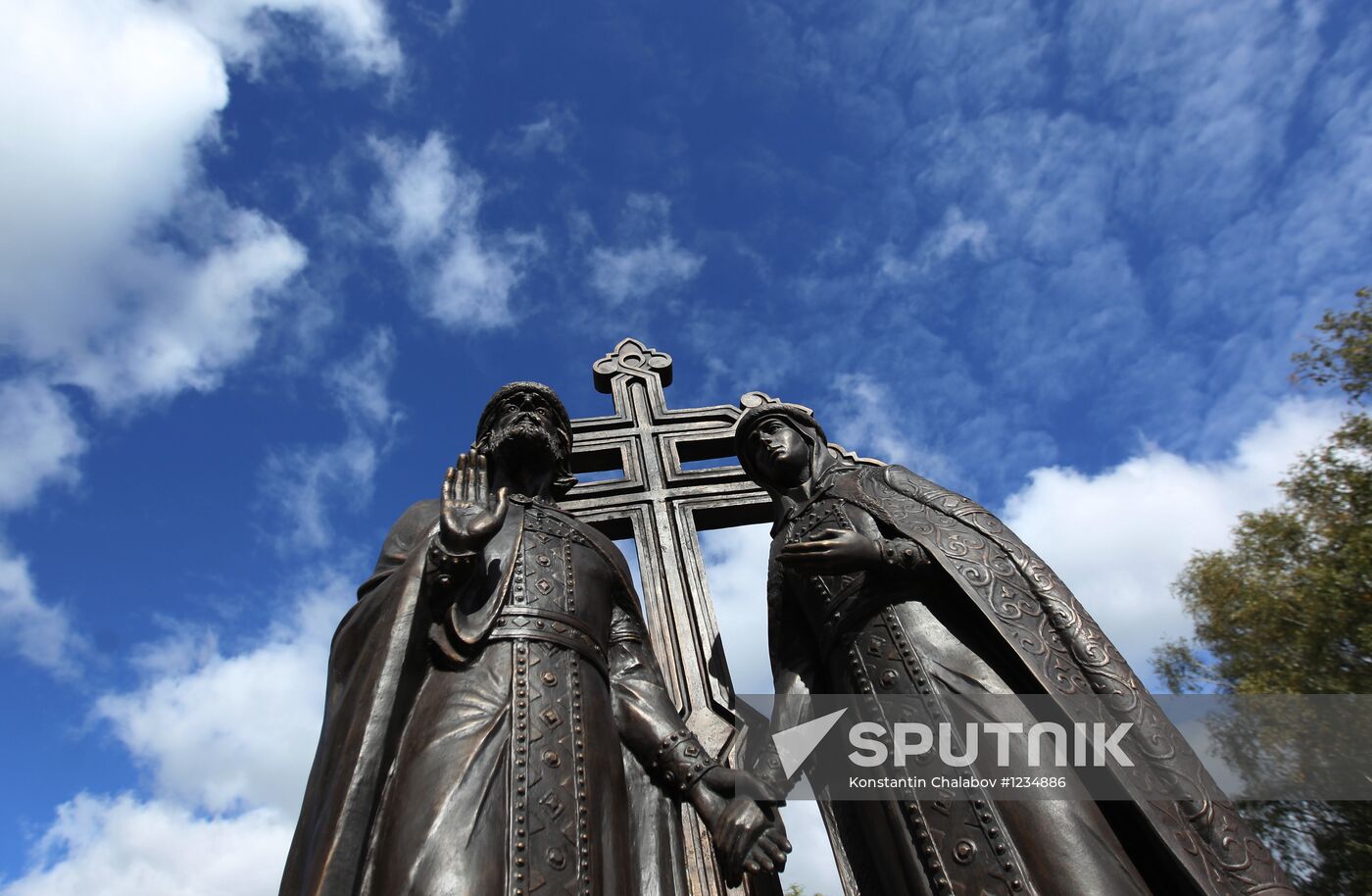 Monument to Sts. Peter and Fevronia unveiled in Veliky Novgorod
