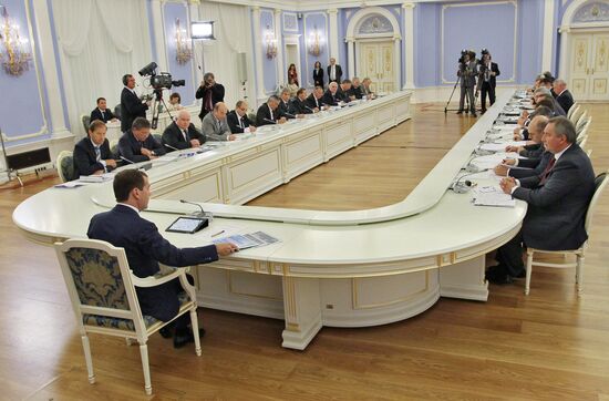 Dmitry Medvedev chairs meeting on space industry