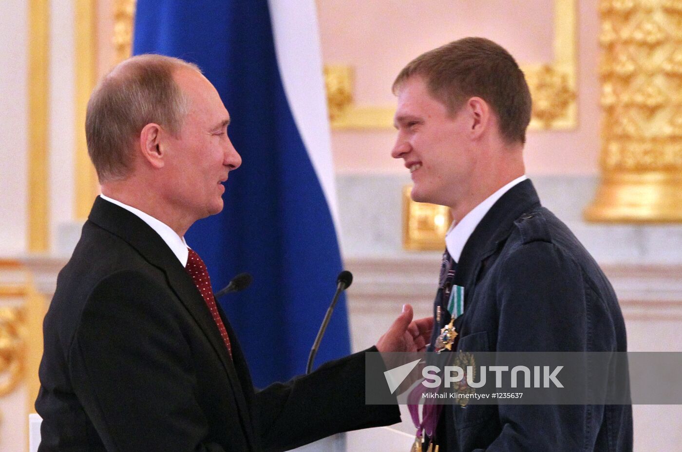 Vladimir Putin presents state awards to Paralympic gold winners