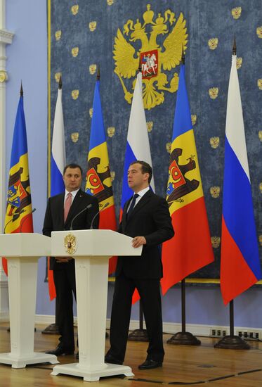 Russian and Moldova prime ministers meet in Moscow